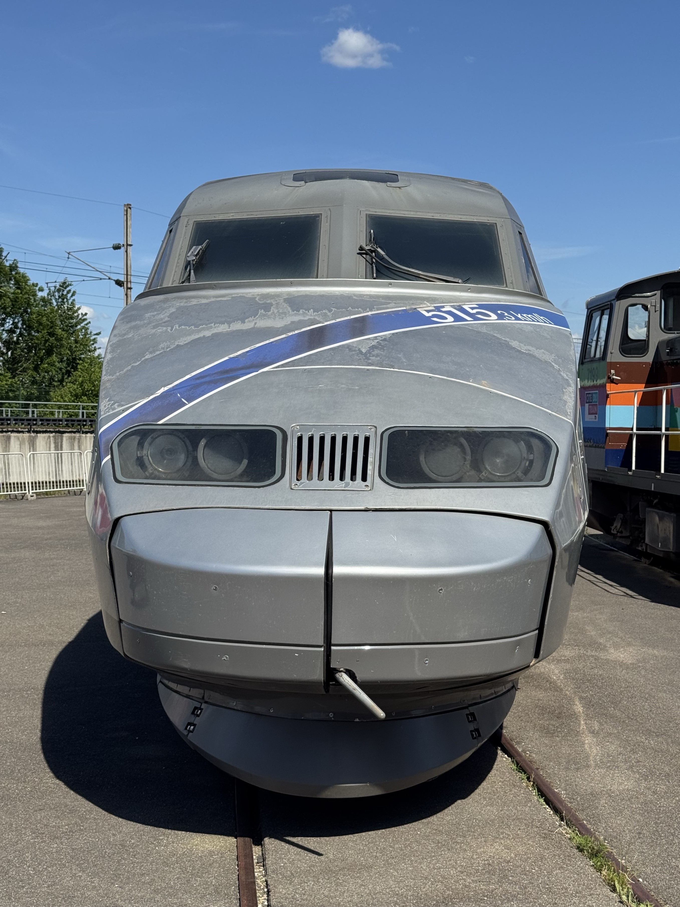 Head-on view of TGV 325, showing the “515,3 km/h” blazon Head-on view of TGV 325, showing the “515,3 km/h” blazon